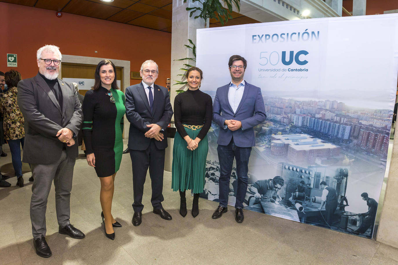 Tomás Mantecón, vicerrector de Cultura y Participación Social, Gema Igual, alcaldesa de Santander, Ángel Pazos, rector de la Universidad de Cantabria (UC), Ainoa Quiñones, delegada del Gobierno de Cantabria y el director general de Universidades, Investigación y Transferencia del Gobierno, Antonio Domínguez, durante la inauguración de la exposición '50UC. Tan solo el principio'