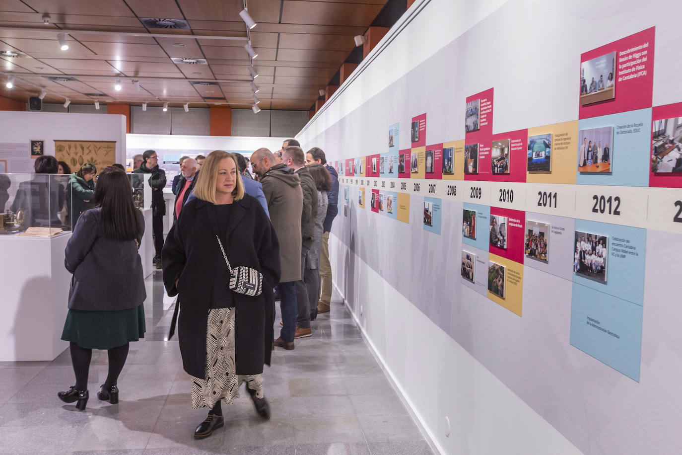 Una línea cronológica, acompañada de fotografías, repasa los hitos más singulares de la UC desde su creación hasta la actualidad, cuando se cumple su 50 aniversario