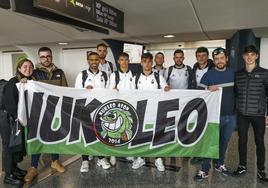 Varios jugadores de la plantilla racinguista junto a aficionados de Nukleo Asón en el aeropuerto de Loiu, antes de viajar a Málaga.