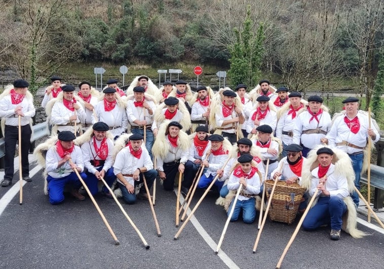 Los mozos, que habían entrado a la carrera en Casatablas, posan antes de iniciar sus tradicionales cantos.