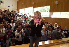 Yolanda Díaz, aplaudida por el público en el Palacio de Exposiciones y Congresos de Santander.