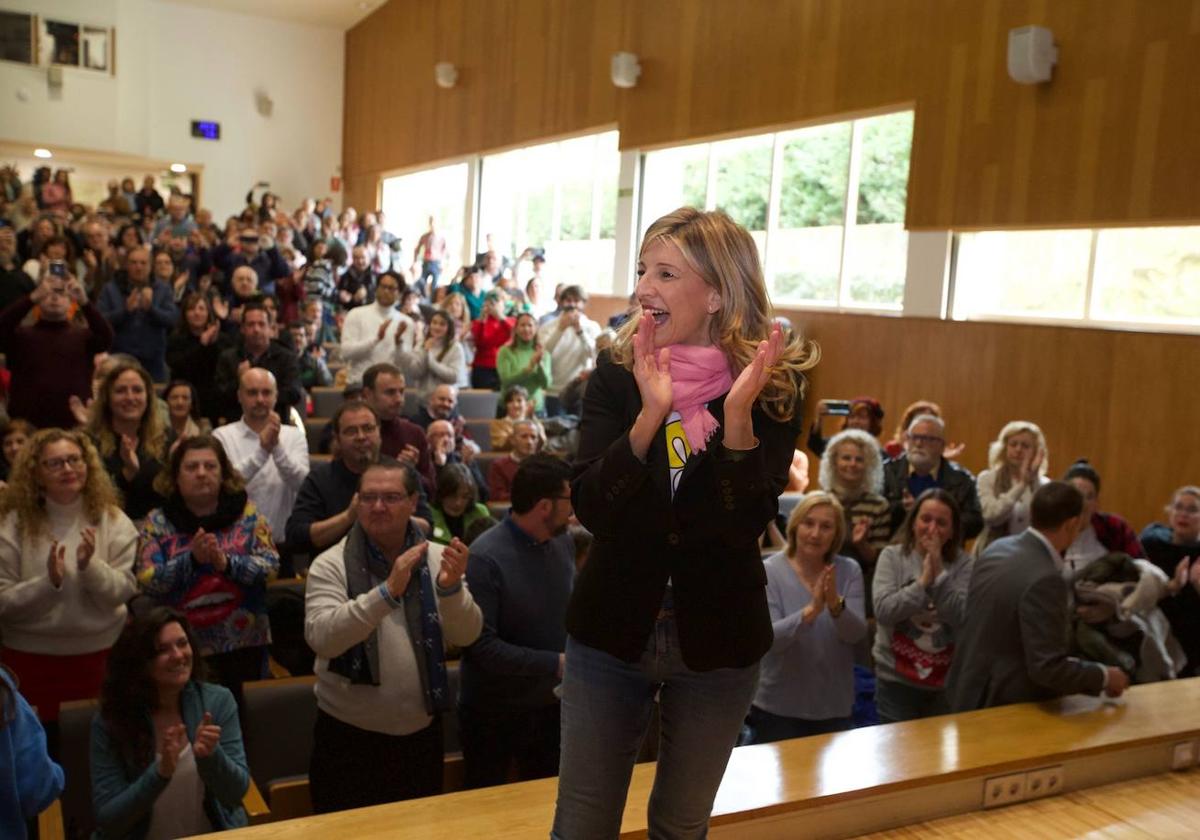 Yolanda Díaz, aplaudida por el público en el Palacio de Exposiciones y Congresos de Santander.