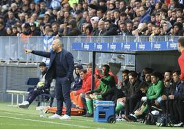 José Alberto, desde su banquillo, da instrucciones a sus jugadores en La Rosaleda.