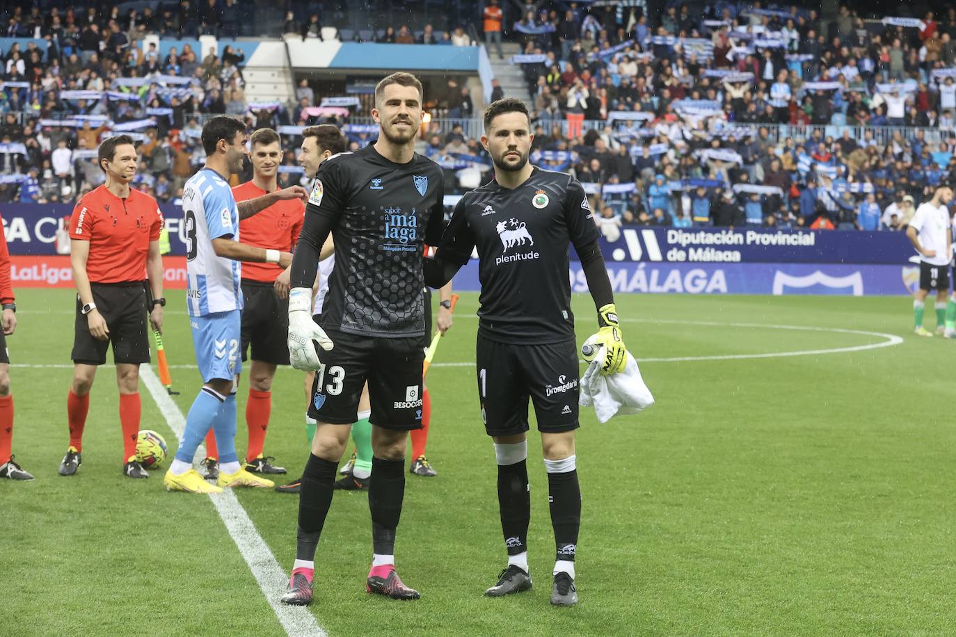 Yáñez y Parera posan vestidos de negro en homenaje al Chopo Iribar.