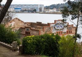 El teatro tras haber limpiado los alrededores de maleza, las paredes de pintadas y haber retirado lo que quedaba del tejado.