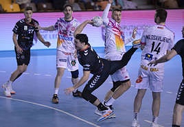 Gustavo Alonso se dispone a lanzar hacia la portería del Ademar León.