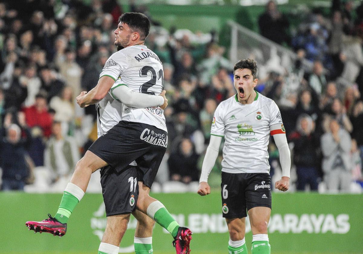 Aldasoro, Íñigo Sainz-Maza y Baturina celebran el gol del croata frente al Leganés.