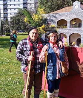 Imagen secundaria 2 - El día soleado permitió disfrutar de un precioso paseo por la villa laredana entonando las coplas marceras inspiradas en su vocación pescadora y en la Batalla de Flores 