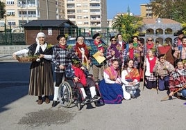 La agrupación Panchoneras de Laredo junto a las pistas de San Lorenzo, antes de iniciar su recorrido por las calles de Laredo