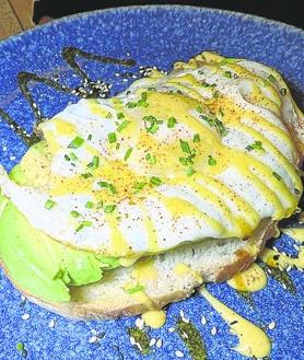 Imagen secundaria 2 - Arriba, Poke de salmón teriyaki. A la izquierda, açai bowl y, a la derecha, tosta de huevo y aguacate.