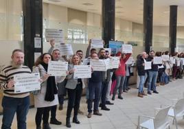 Protesta de los trabajadores de Servicios Sociales en la planta baja del Ayuntamiento de Santander.