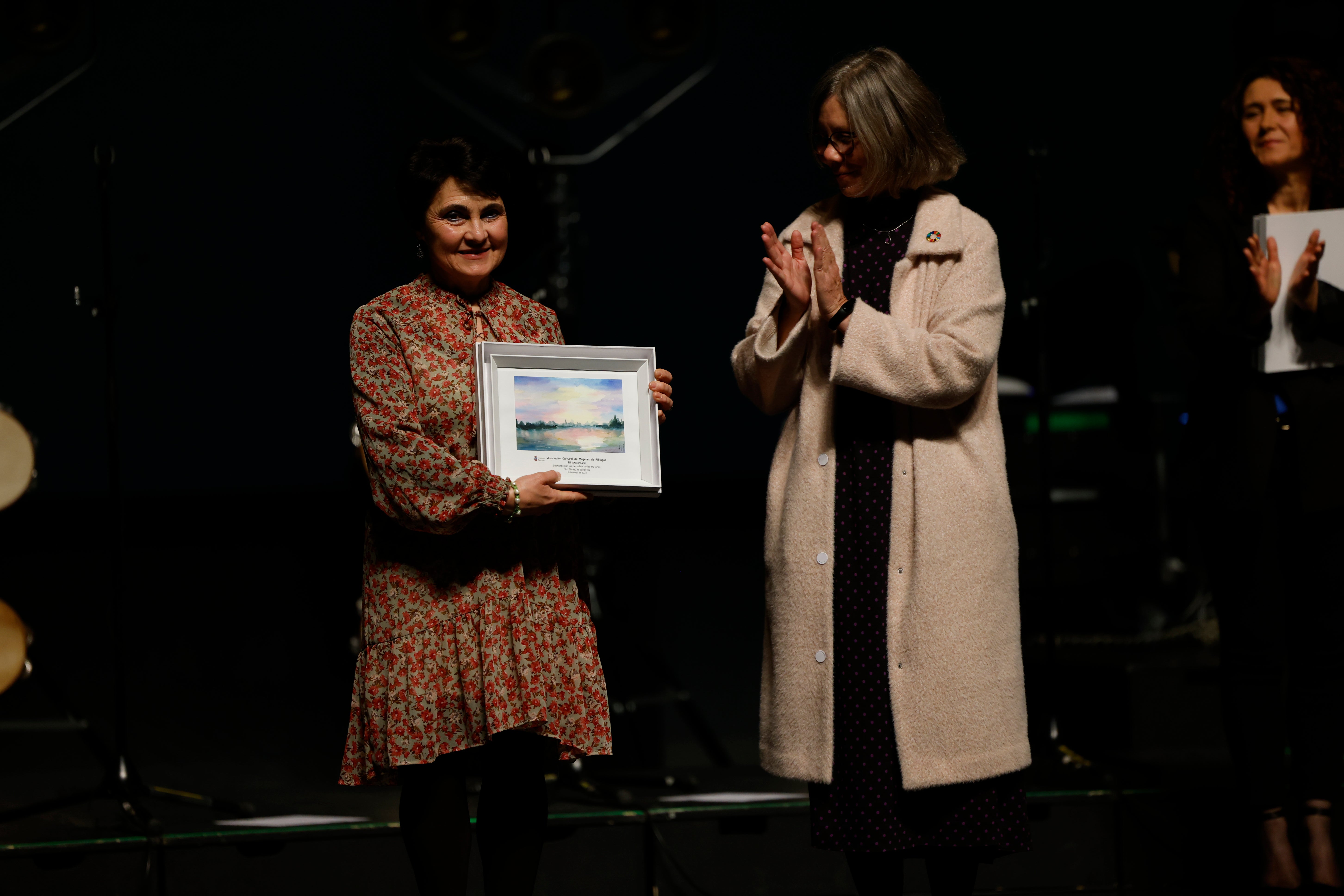 Ana Rosa Sainz, de la Asociación Mujeres de Piélagos, recoge el premio en la Gala del Día de la Mujer, en manos de Consuelo Gutiérrez, directora general de Igualdad.