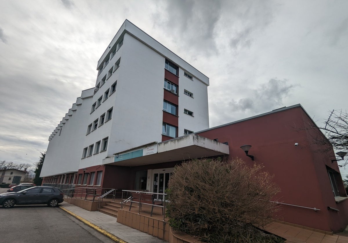 Exterior del Centro de Atención a la Dependencia de Laredo, donde actualmente hay un centenar de residentes