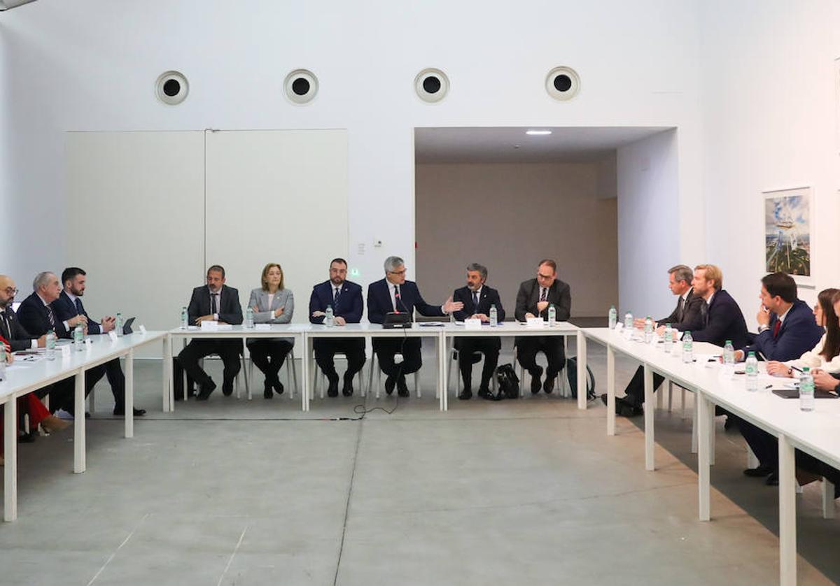 El secretario general de Infraestructuras, Xavier Flores; la delegada del Gobierno en Asturias,Delia Losa; el presidente de Asturias, Adrián Barbón; el secretario general de Transportes,David Lucas; el consejero de Cohesión Territorial, Alejandro Calvo, y el comisionado para el Corredor, José Antonio Sebastián, ayer en Gijón. Piña (a la derecha) acudió de invitado.