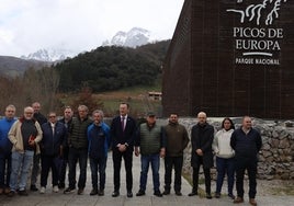 El consejero y miembros de su gabinete, con alcaldes y presidentes de juntas vecinales, en Tama