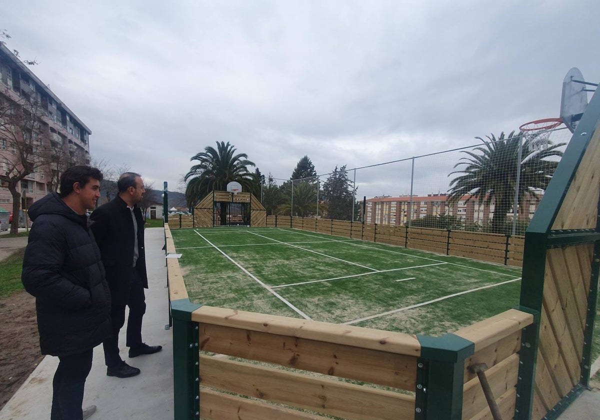 El concejal de Deportes y el alcalde observan la pista multiusos.