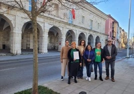 Representantes de la iniciativa que reclama soluciones de transporte para los alumnos de enseñanzas no universitarias registró su petición en el Parlamento