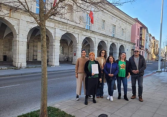 Representantes de la iniciativa que reclama soluciones de transporte para los alumnos de enseñanzas no universitarias registró su petición en el Parlamento
