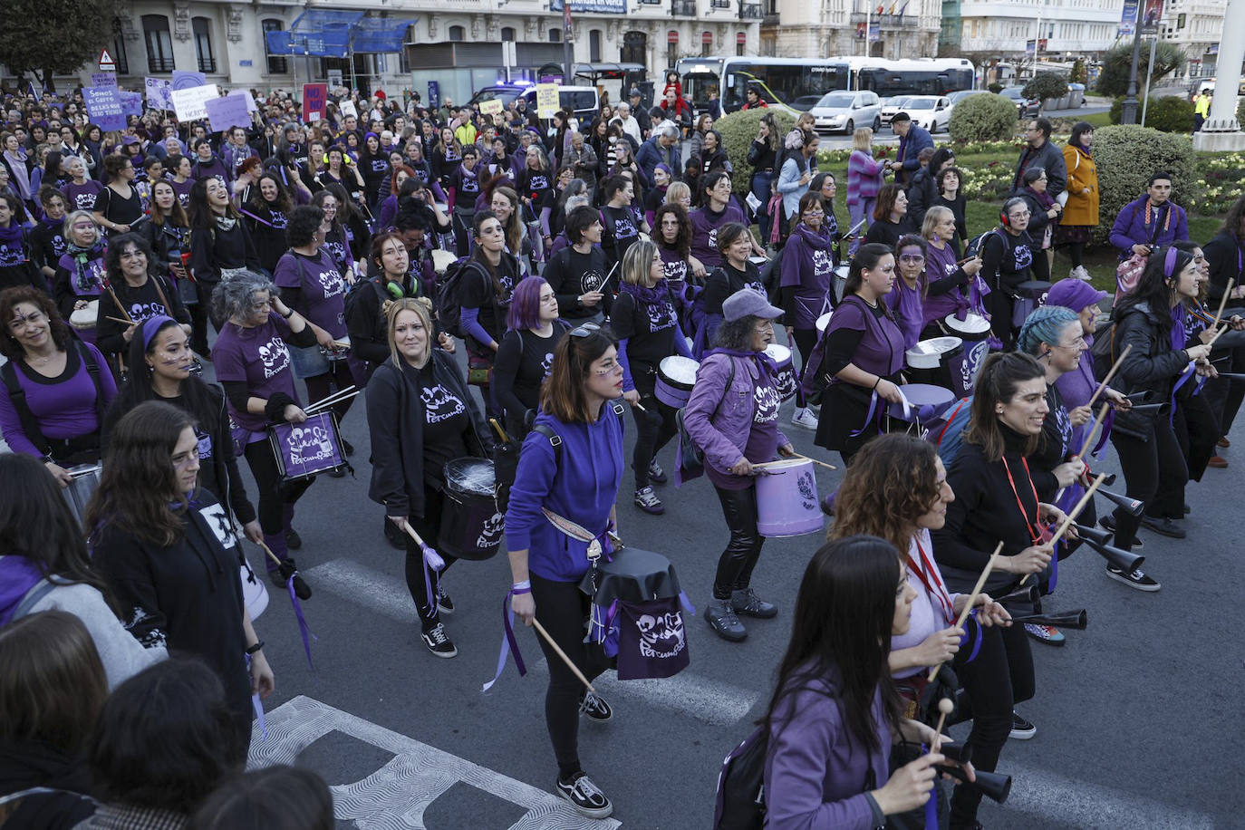 Batucadas y música para acompañar los lemas de la marcha a cargod e las Percumozas