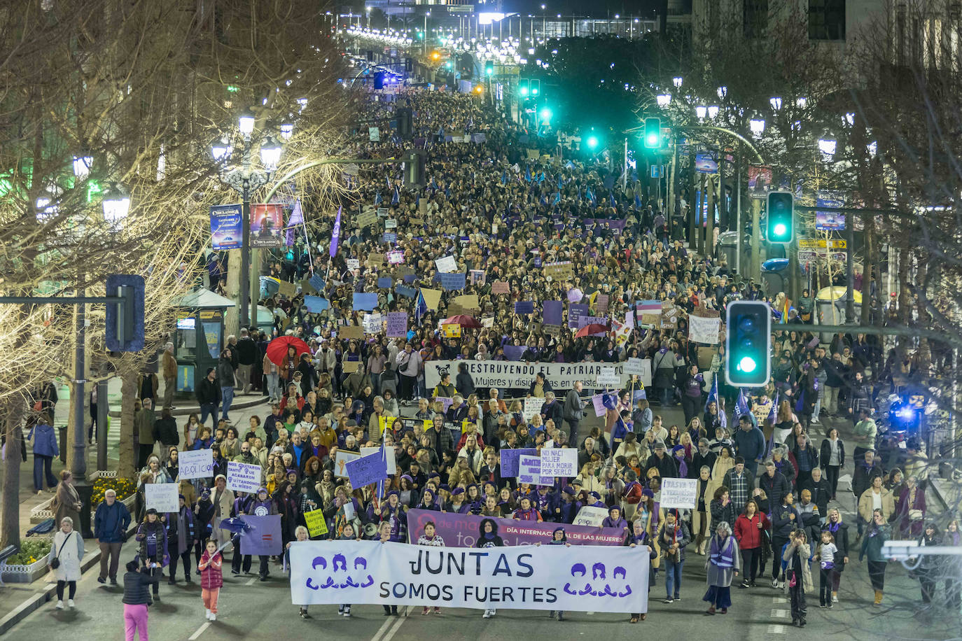 Las miles de personas que han llenado las calles de Santander está tarde lo han hecho bajo un lema común: 'Juntas somos más fuertes'.