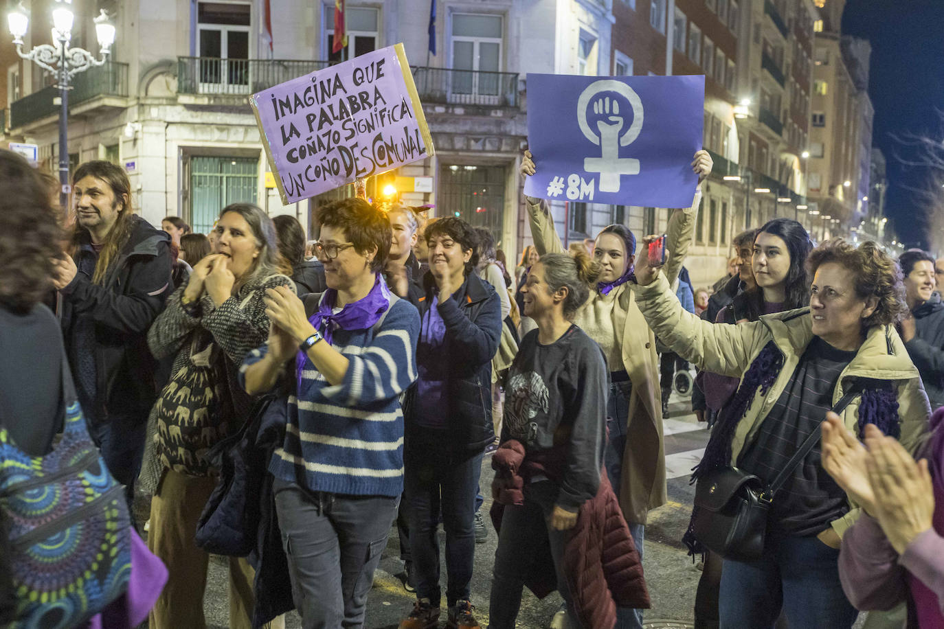 Las pancartas con mensajes de protesta y denuncia llenaron, un año más, las calles de la capital cántabra.