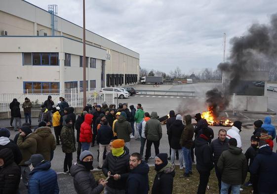 Trabajadores de Aspla en la entrada a la factoría de Torrelavega.