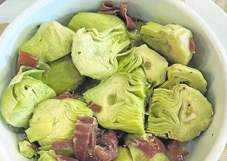 Imagen secundaria 1 - Alcachofas salteadas con jamón y cordon bleu en salsa. 