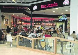 Fachada del establecimiento abierta al centro comercial.
