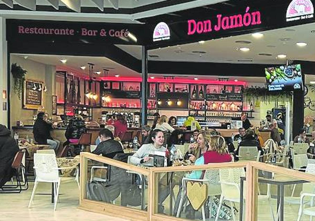 Fachada del establecimiento abierta al centro comercial.