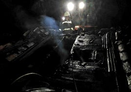 Bomberos del 112 trabajan en la extinción de un incendio en una vivienda de Lamadrid.