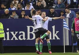 Íñigo Vicente celebra junto a Aldasoro el gol del triunfo racinguista en Málaga.