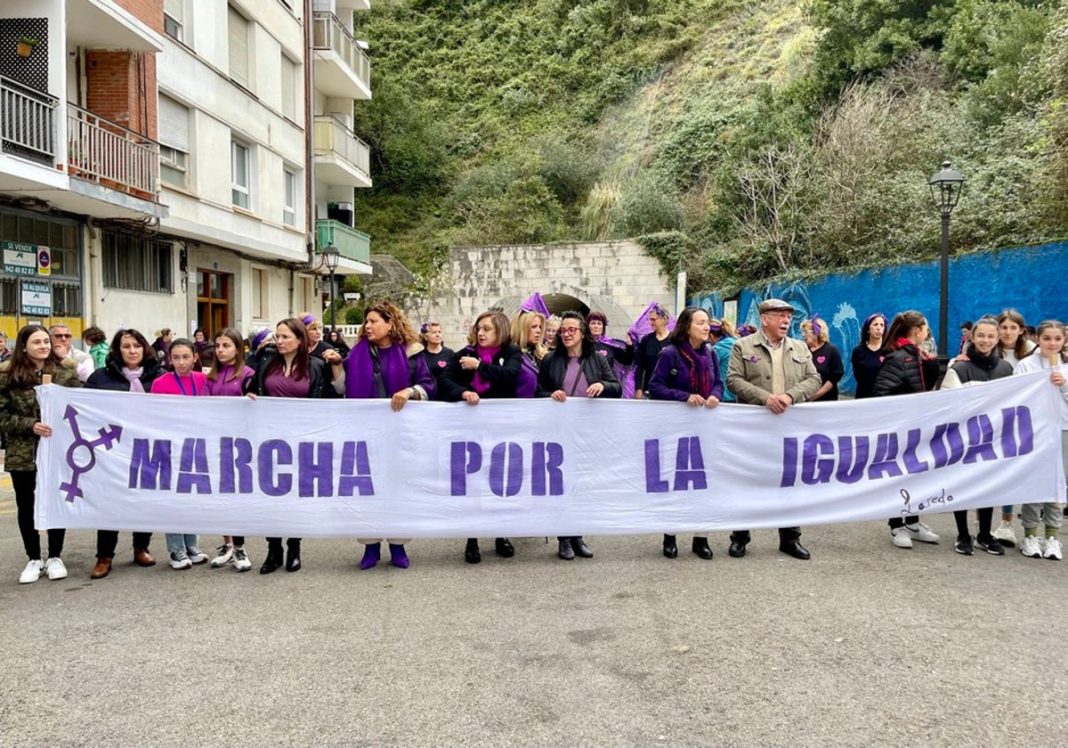 Cabecera de la marcha reivindicativa de Laredo momentos antes de arrancar desde el túnel de Laredo