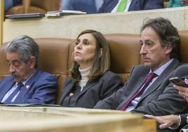 Miguel Ángel Revilla, Paula Fernández y José Luis Gochicoa, en el Parlamento.