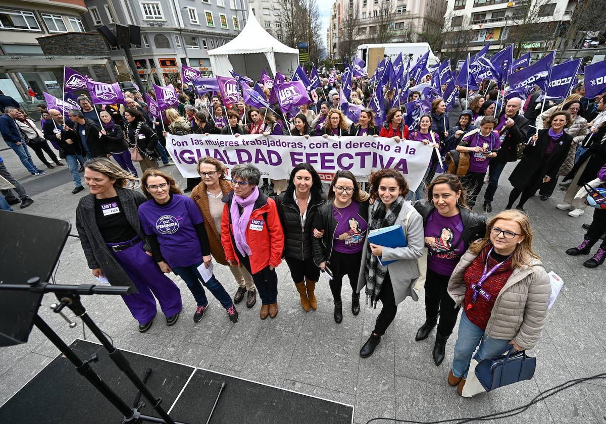 Los sindicatos CCOO y UGT han reivindicado este miércoles la igualdad y el fin de la violencia machista y de todas las discriminaciones que sufren las mujeres durante una concentración convocada en la Plaza del Ayuntamiento de Santander.