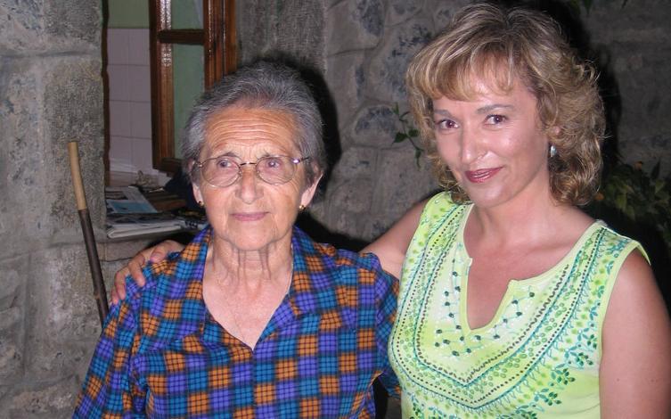 Imagen - Ana Isabel con Teófila Gao, primera mujer en ascender el Bulnes.