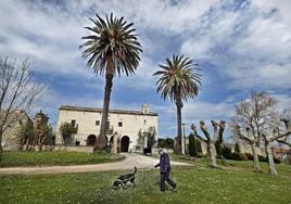 Al fondo, el Palacio de Peredo, actualmente en desuso.