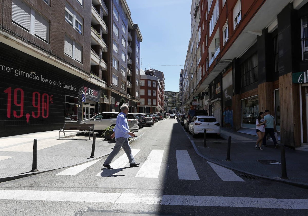 Un vecino pasea por la calle Berta Perogordo, donde se ubica la futura sede del servicio de Recaudación y de los grupos políticos.