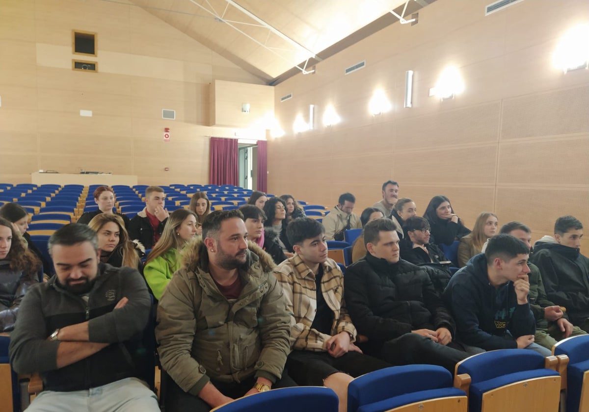 Algunos de los jóvenes que asistieron a la reunión preparatoria de los picayos.