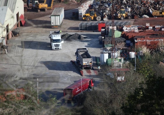 Varios camiones entran y salen del polígono de Las Navas en Cabezón.