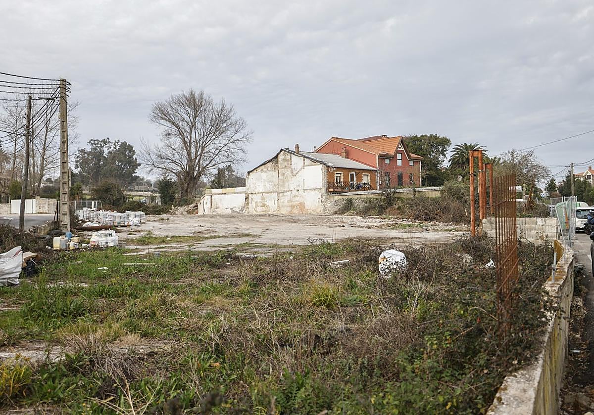 La parcela, ya vacía después del derribo, está lista para la construcción del nuevo edificio de viviendas.
