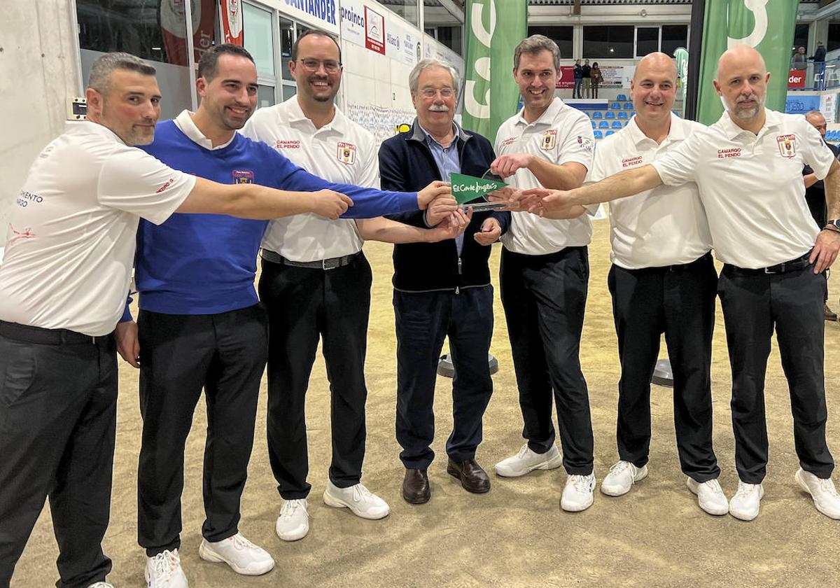 Jaime García, Gabi Cagigas, Pedro Gutiérrez, Gerardo Castanedo, Alberto Díaz, Jesús Salmón y Rubén Rodríguez con el trofeo de campeones de la Copa Apebol.