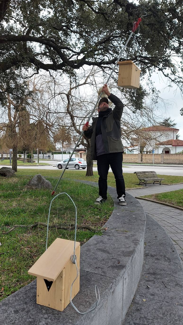 Diego de Vallejo dispone de un instrumental específico para colocar en el punto preciso cada caja nido 