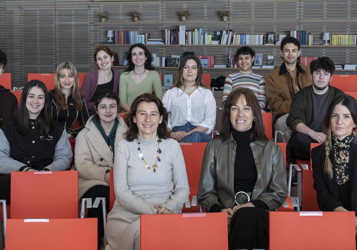 Fátima Sanchez, directora ejecutiva del Centro Botín; Izaskun Simón, responsable de País Vasco de la Fundación EDP España; Helena Garay, docente y responsable de Extensión Cultural de Uneatlántico.