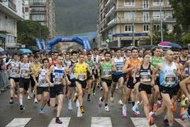 Los atletas en la prueba reina afrontan los primeros metros de la carrera