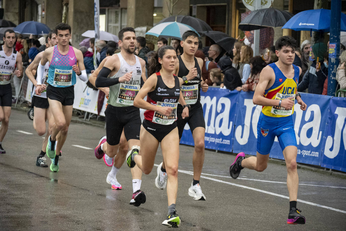 Un grupo de corredores, en la prueba. Aunque llovió ligeramente, no hizo viento que molestase a los atletas.