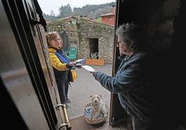 Ana Isabel Rodríguez entrega una carta a una vecinade Molleda.