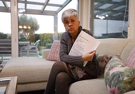 Nuria Terán, viuda de Juan Manuel Bedia, sostiene la sentencia que le da la razón en el recurso presentado al TSJC.