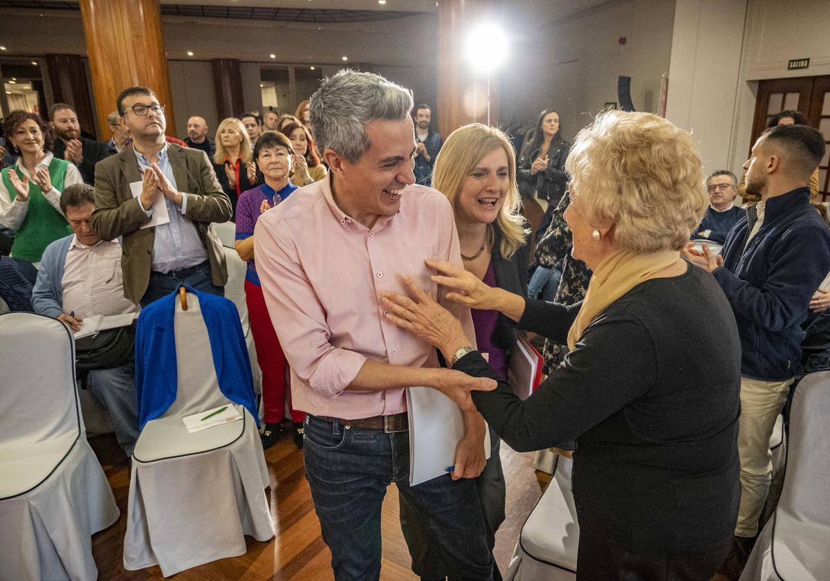 Pablo Zuloaga y Noelia Cobo reciben el saludo de una compañera de partido durante el Comité Regional celebrado ayer en Santander.