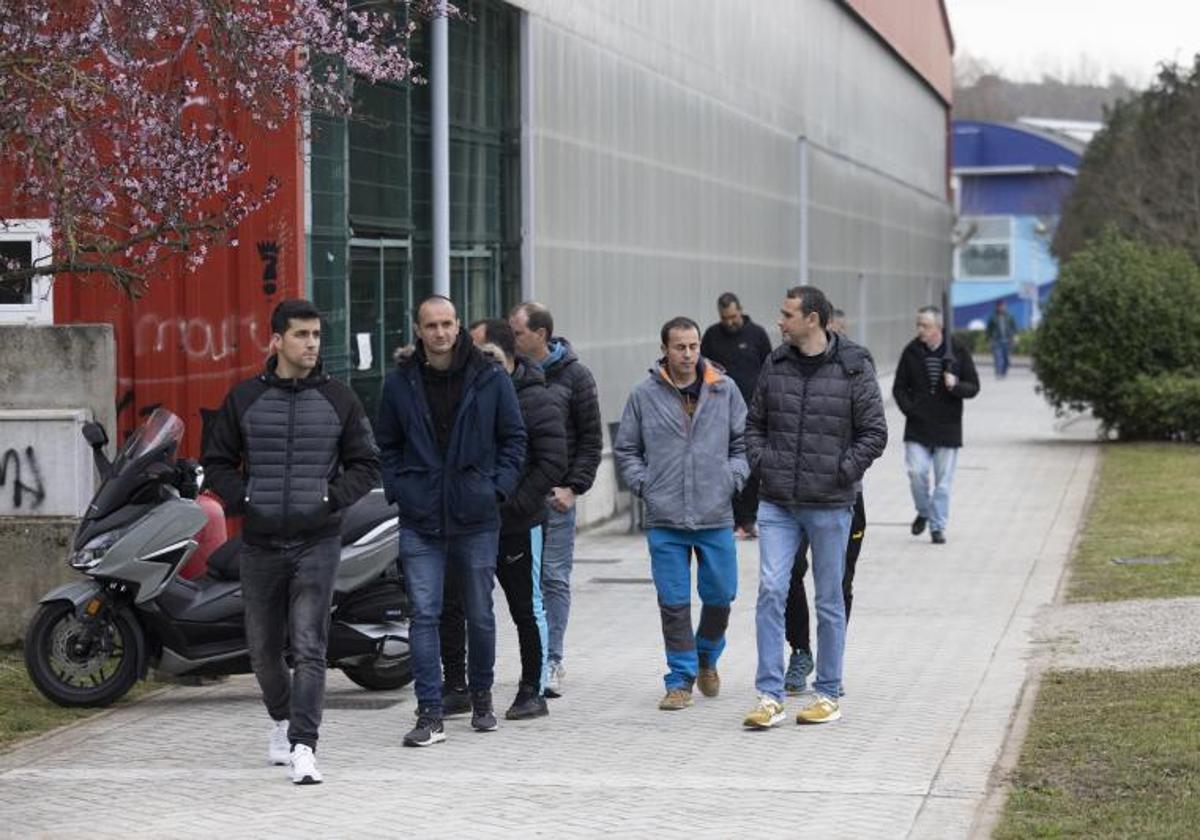 Trabajadores de Aspla esta mañana al término de la asamblea informativa en el pabellón Sergio García de Torrelavega.