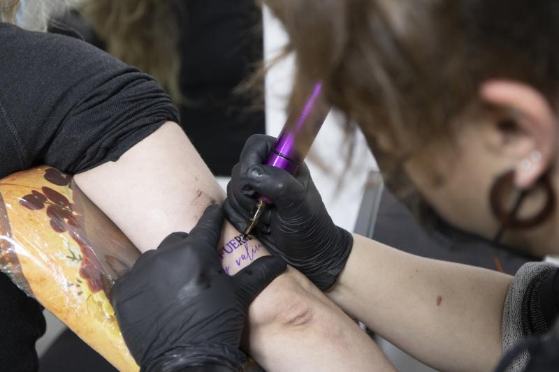 Colas para hacerse (gratis) un tatuaje feminista